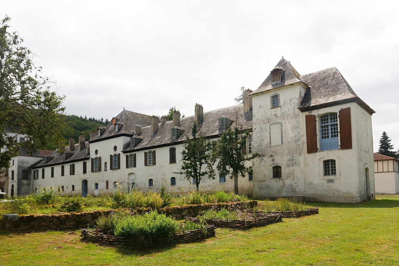 abbaye de l'escaladieu bâtiments monastiques vus du jardin potager 20220620
